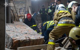 У Києві під час ремонтних робіт на одного з працівників впала стіна, фото