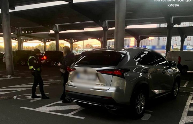 У Києві покарали низку «героїв паркування», фото