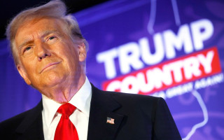 Дональд Трамп перемагає у семи «хитких» штатах і отримує 312 голосів виборників