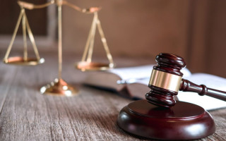 Суд ухвалив виправдувальний вирок щодо експравоохоронця, обвинуваченого в отриманні хабаря — деталі справи