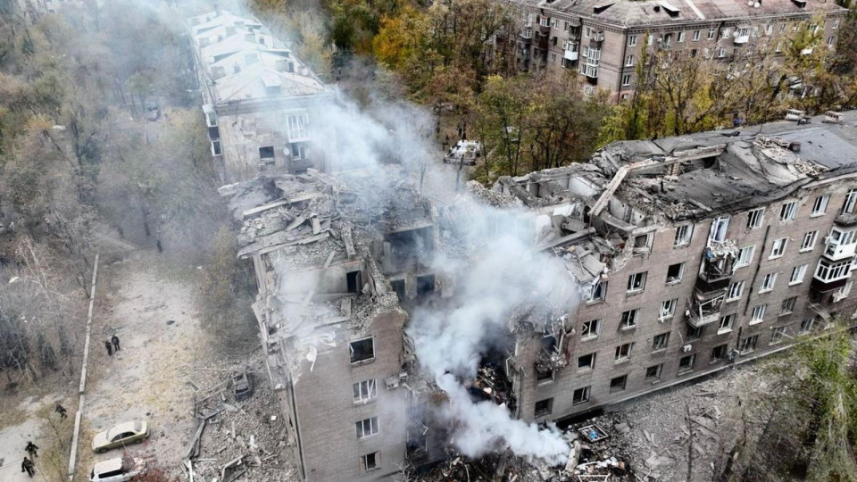 У Кривому Розі внаслідок ракетного удару зруйнований під’їзд п’ятиповерхівки – під завалами шукають людей