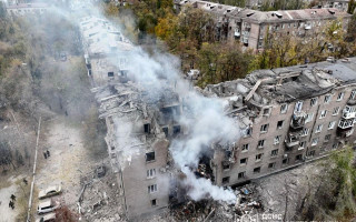 У Кривому Розі внаслідок ракетного удару зруйнований під’їзд п’ятиповерхівки – під завалами шукають людей