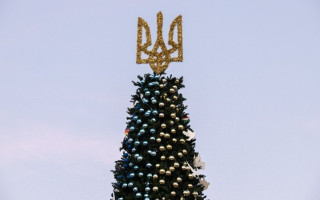 Сніжно-біла з блакитними гірляндами — коли у Києві встановлять встановлять головну ялинку країни