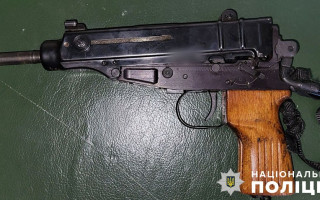 У Києві оголосили підозру чоловіку, який зберігав дома зброю та боєприпаси, фото