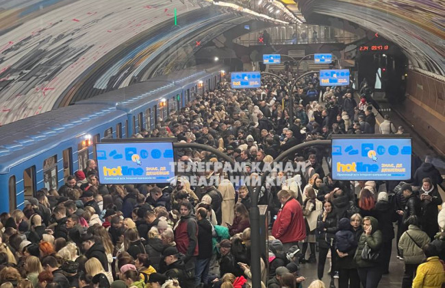 В Киеве ограничивали движение красной и зеленой линиями метро – на остановках образовались очереди