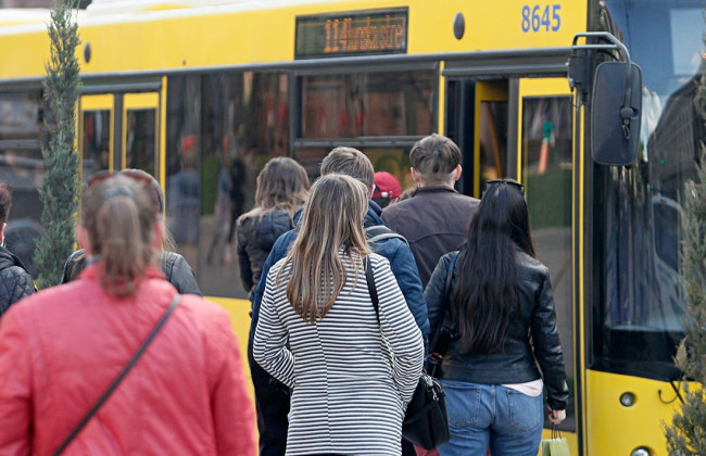 Кияни в черговий раз закликають не зупиняти транспорт під час тривог та не перекривати Дарницький міст