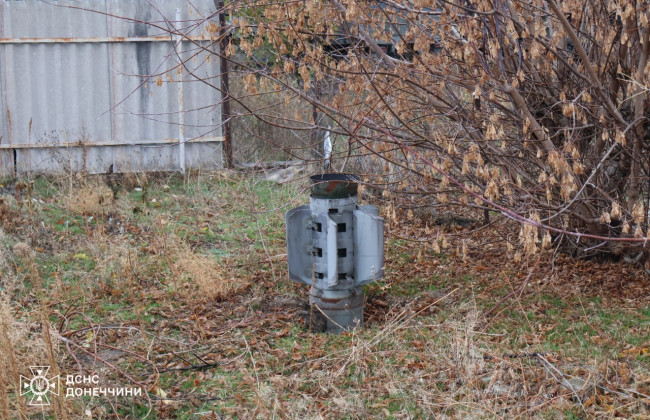 На Донетчине фрагмент от РСЗО «Смерч» упал на частном дворе и застрял в земле