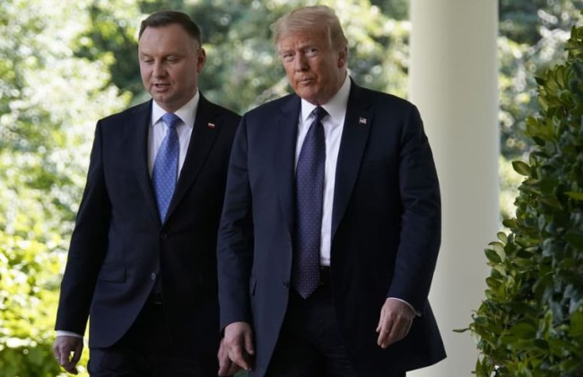 Из уважения к деньгам США Трамп не может позволить РФ уничтожить Украину, — Дуда