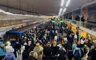 Петиція із закликом не блокувати рух транспорту в Києві з лівого берега на правий під час тривог набрала необхідні голоси