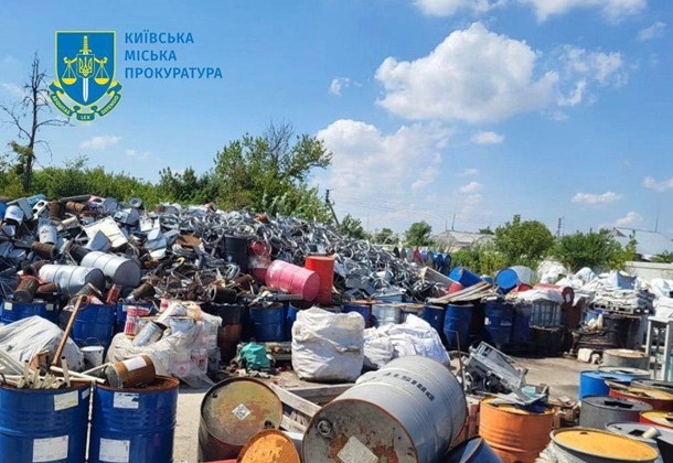 В Киевской области обнаружены незаконные свалки опасных отходов, фото