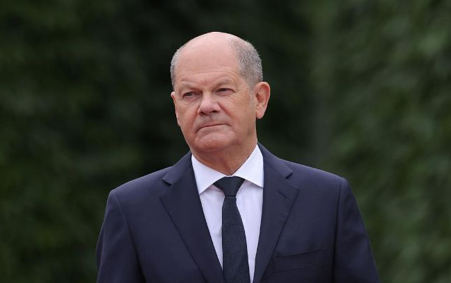 Шольц після розмови з путіним зателефонував Туску