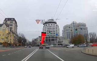 У Києві покарали водія Ford, який на очах у поліції порушив ПДР, відео