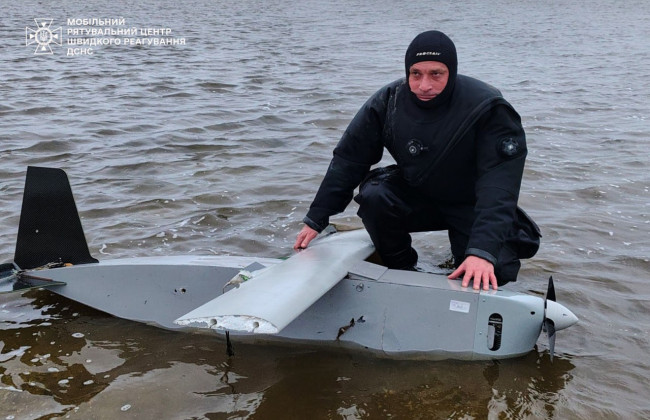 Из Киевского водохранилища достали российский беспилотник, фото