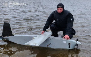 Із Київського водосховища дістали російський безпілотник, фото