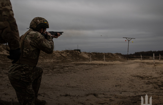 Военные ВСУ обучают рекрутов сбивать дроны с помощью ружей