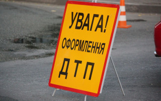 У Луцьку водій на повороті врізався в натовп людей, відео