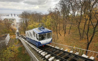 У Києві призупинили роботу фунікулера, затримується громадський транспорт