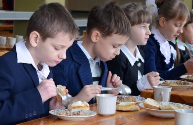 В 2025 году все украинские школьники будут питаться бесплатно, — Президент