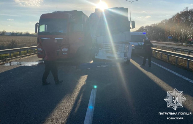 На автодороге из Киева в Чернигов масштабное ДТП с участием двух грузовиков