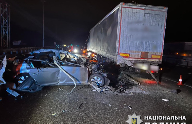 На трассе Киев-Харьков водитель легковушки врезался в грузовик, который остановился из-за воздушной тревоги