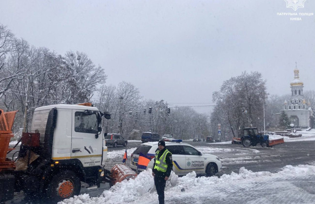 Как передвигаться по городу во время гололеда – в КГГА дали советы водителям и пешеходам