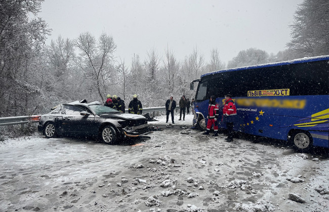 На Закарпатье столкнулись легковушка и пассажирский автобус – известно о погибшей