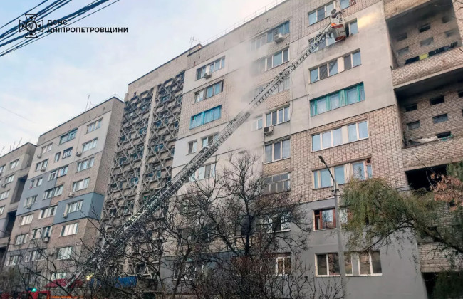В Днепре произошел пожар в квартире многоэтажки – пожарные спасли четырех человек, среди которых двое детей