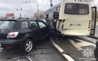 У Києві ДТП за участі маршрутки та автомобіля, фото