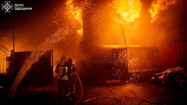 В Одесі сталася масштабна пожежа в складській будівлі
