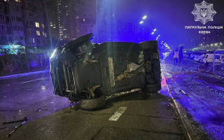 У Києві водій автомобіля Mercedes потрощив п'ять припаркованих автівок, фото