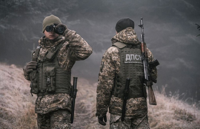 Водитель грузовика за $5000 спрятал на балке под прицепом грузовика уклониста