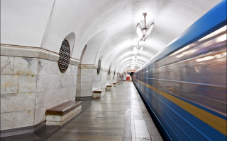 У Києві на станції метро «Вокзальна» знайшли підозрілий пакет, на місці працюють вибухотехніки