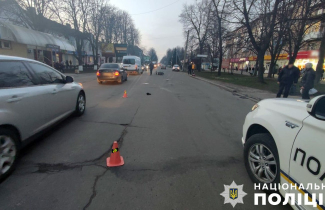 Мотоцикліст, через якого в ДТП постраждала пасажирка та загинула жінка-пішохід, отримав умовне покарання