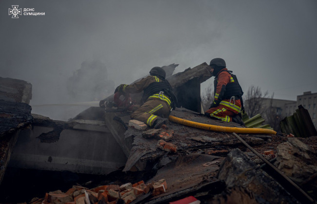 В Сумах продолжается спасательная операция на месте обстрела по СТО, два человека погибли, — Зеленский