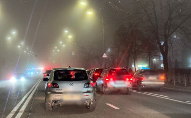 Водителям и пешеходам напомнили правила поведения на дорогах во время тумана
