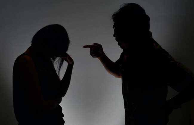 Жителя Ровенщины посадили в тюрьму за издевательство над женой и несовершеннолетней дочерью