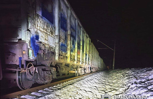 На Киевщине под колесами грузового электропоезда погиб мужчина