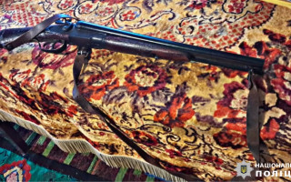 На Київщині чоловік намагався розібрати мисливську рушницю та вистрелив у жінку