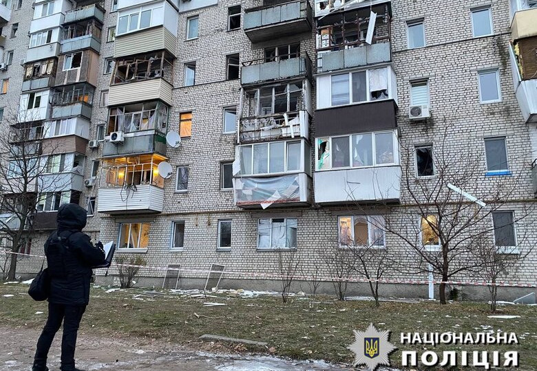 В Киевской области обломками шахедов повреждены многоэтажки, фото