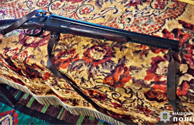 В Киевской области мужчина пытался разобрать охотничье ружье и выстрелил в женщину