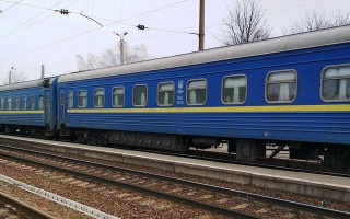 6 поїздів Укрзалізниці затримуються через масовану ракетну атаку