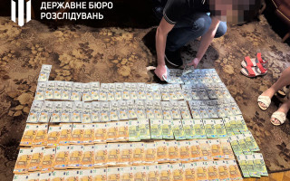Директор благодійного фонду та військовий переправляли ухилянтів за кордон під виглядом водіїв-волонтерів — ДБР
