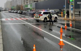 У Києві стався великий прорив трубопроводу — підтоплені вулиці, відео