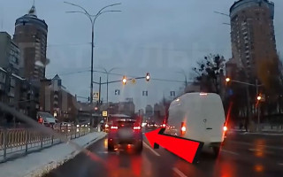В Киеве наказали водителя, который на глазах у полиции проехал на красный сигнал светофора, видео