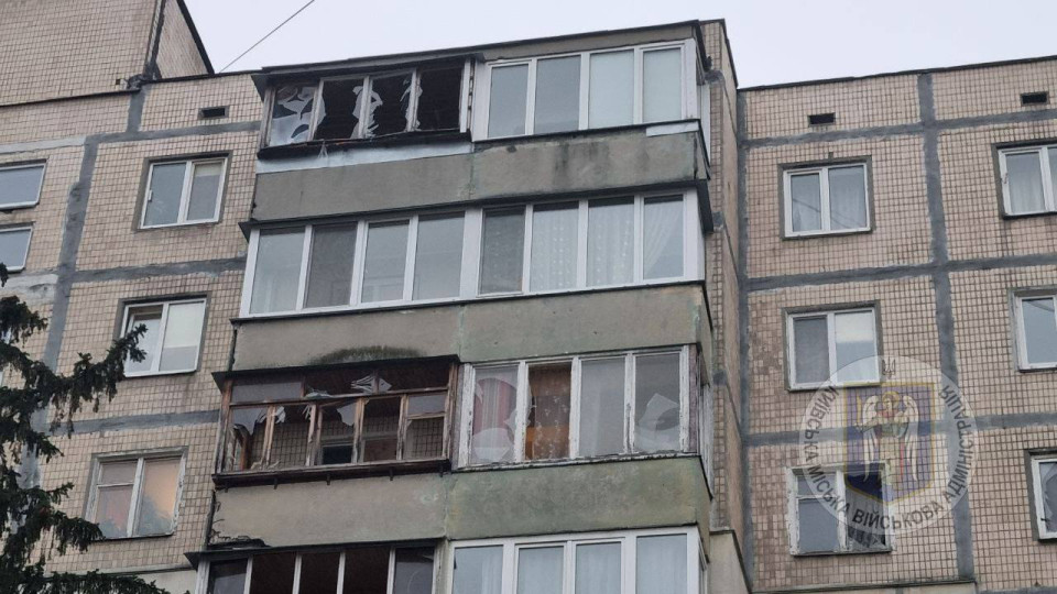 В Киеве обломки беспилотника повредили жилой дом и автомобили в Голосеевском районе