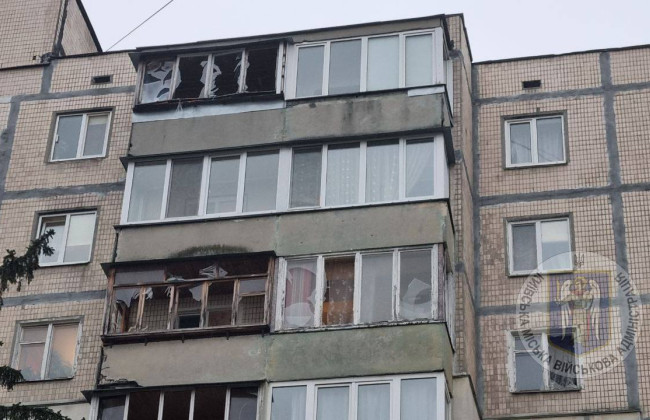 В Киеве обломки беспилотника повредили жилой дом и автомобили в Голосеевском районе