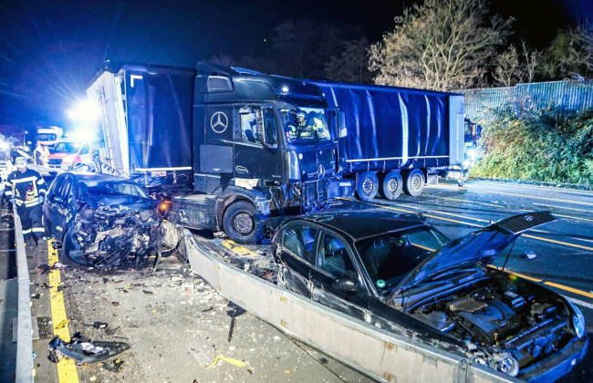 В Германии грузовик вызвал серию ДТП – более 20 пострадавших