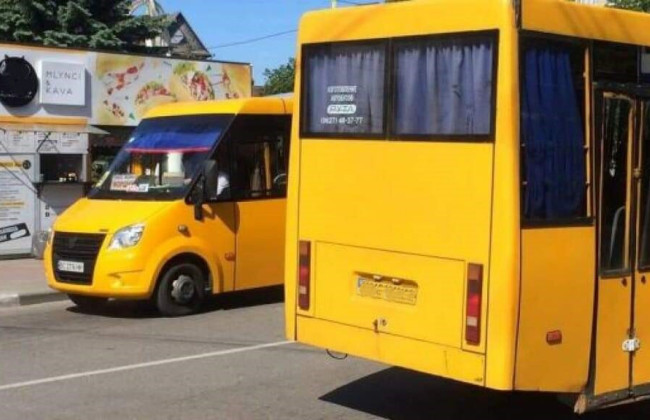 В Херсоне на маршрутку с пассажирами сбросили взрывчатку с дрона – есть погибшие