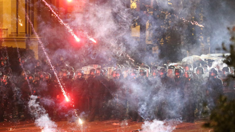 У Грузії поновилися протести – демонстранти застосували кулемети з феєрверків проти водометів, відео