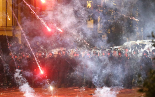 У Грузії поновилися протести – демонстранти застосували кулемети з феєрверків проти водометів, відео